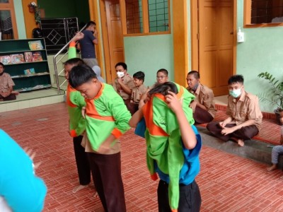 lomba memasang baju kaos