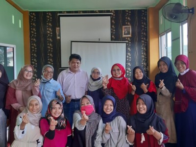 Foto Bersama Dengan Narasumber Kegiatan Pelatihan Operasional Website Sekolah 