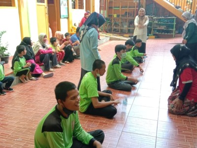 lomba melempar botol