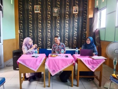 Diskusi dengan tenaga ahli terapi wicara dlm penanganan terhadap anak-anak dengan gangguan bahasa da