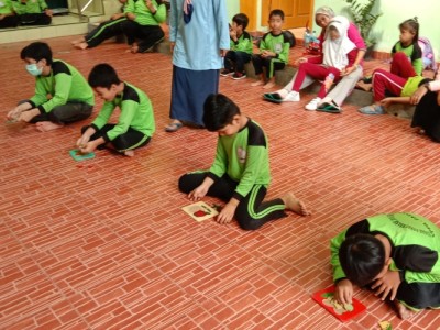 lomba memasang puzzle