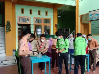 lomba memindahkan botol