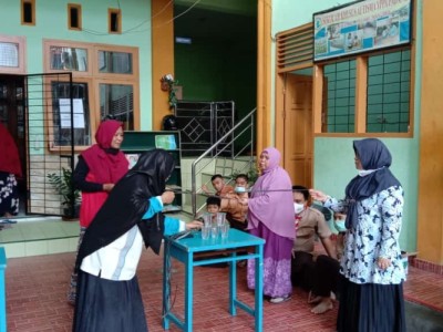 kekompakan guru dalam memindahkan botol