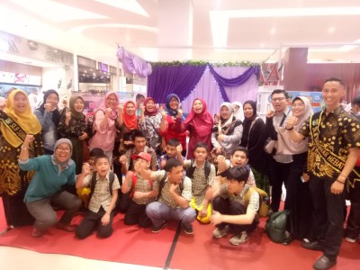 Kepala Sekolah bersama Majelis Guru dan Siswa