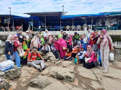 Outing Class di Pantai Air Manis Padang