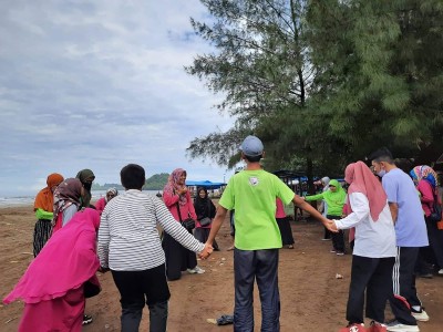 Outing Class di Pantai Air Manis Padang