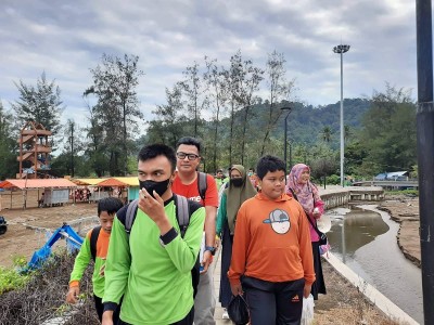 Outing Class di Pantai Air Manis Padang